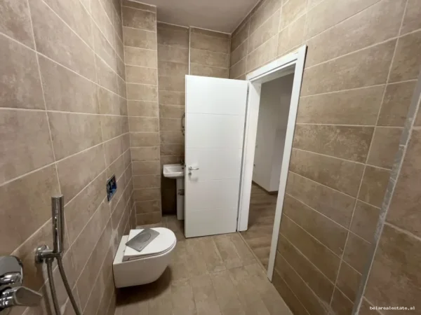 Tirane, jepet me qera zyre Kati 1, 130 m² 1.100 € (rruga e dafinave)