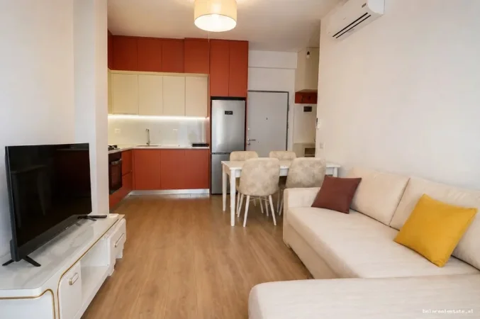 Tirane, jepet me qera apartament 1+1+Ballkon Kati 3, 55 m² 520 € (fresku)