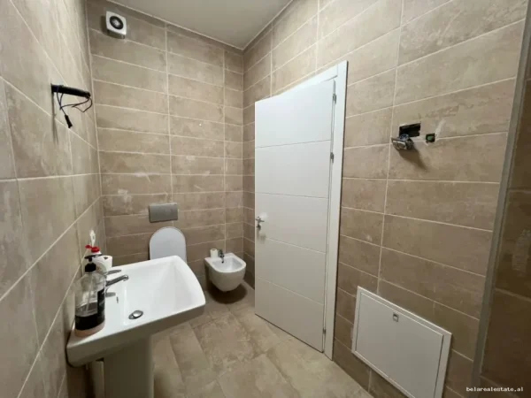 Tirane, jepet me qera zyre Kati 1, 130 m² 1.100 € (rruga e dafinave)