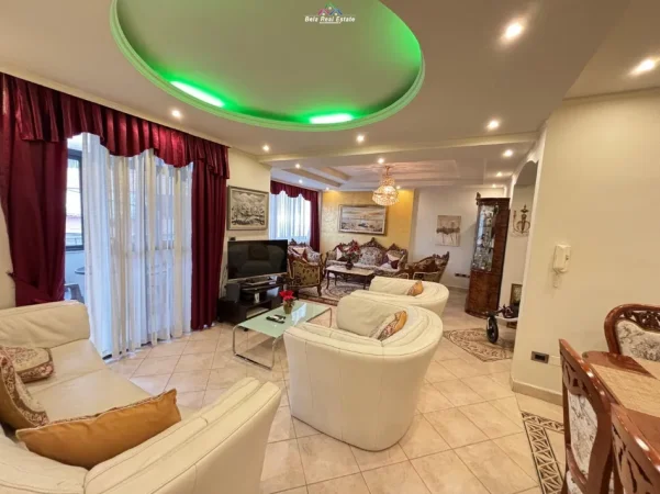 Tirane, jepet me qera apartament 3+1+Ballkon Kati 1, 140 m² 1.200 € (prane xhamise se tabakeve)