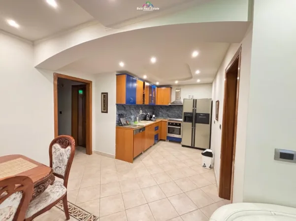 Tirane, jepet me qera apartament 3+1+Ballkon Kati 1, 140 m² 1.200 € (prane xhamise se tabakeve)
