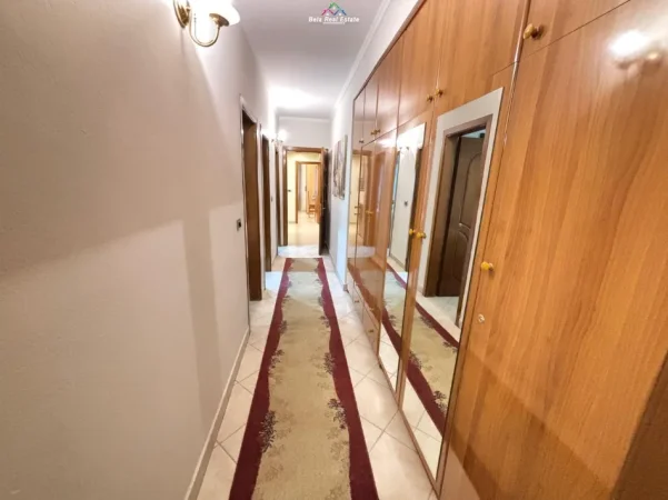 Tirane, jepet me qera apartament 3+1+Ballkon Kati 1, 140 m² 1.200 € (prane xhamise se tabakeve)