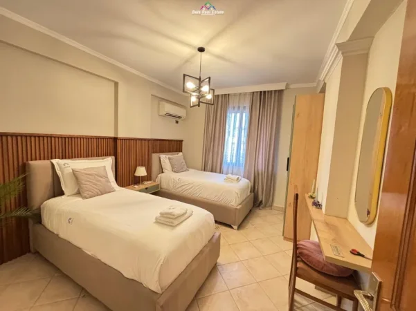Tirane, jepet me qera apartament 3+1+Ballkon Kati 1, 140 m² 1.200 € (prane xhamise se tabakeve)