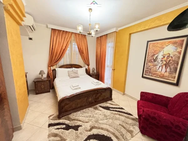 Tirane, jepet me qera apartament 3+1+Ballkon Kati 1, 140 m² 1.200 € (prane xhamise se tabakeve)