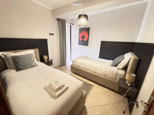 Tirane, jepet me qera apartament 3+1+Ballkon Kati 1, 140 m² 1.200 € (prane xhamise se tabakeve)