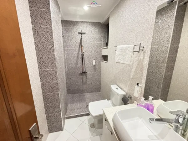 Tirane, jepet me qera apartament 3+1+Ballkon Kati 1, 140 m² 1.200 € (prane xhamise se tabakeve)