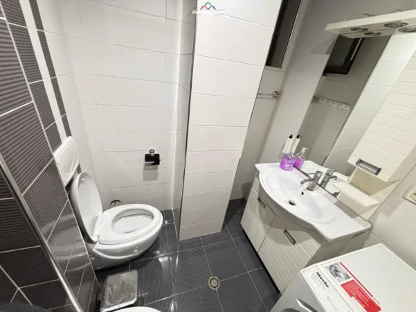 Tirane, jepet me qera apartament 3+1+Ballkon Kati 1, 140 m² 1.200 € (prane xhamise se tabakeve)