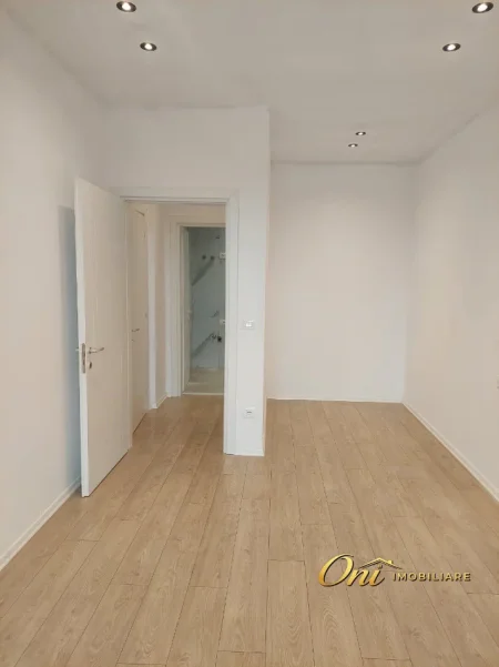 Tirane, jepet me qera zyre Kati 4, 65 m² 650 € (RRUGA E KAVAJES)
