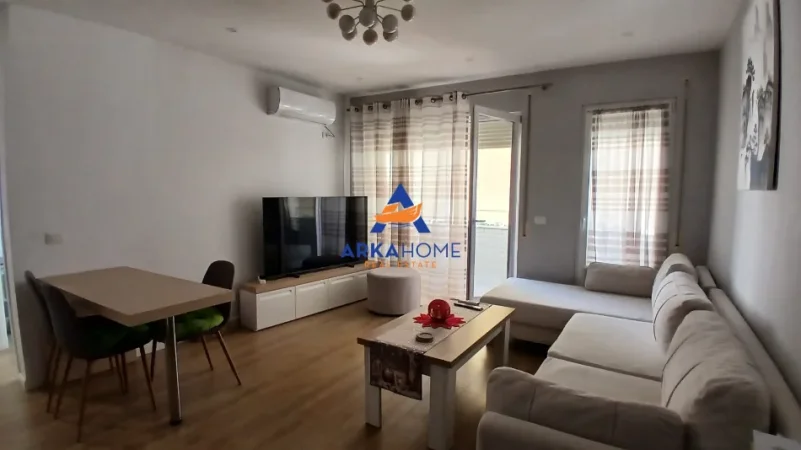 Tirane, jepet me qera apartament 2+1+Ballkon Kati 4, 80 m² 852 € 