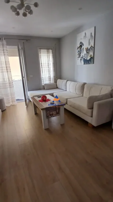 Tirane, jepet me qera apartament 2+1+Ballkon Kati 4, 80 m² 852 € 