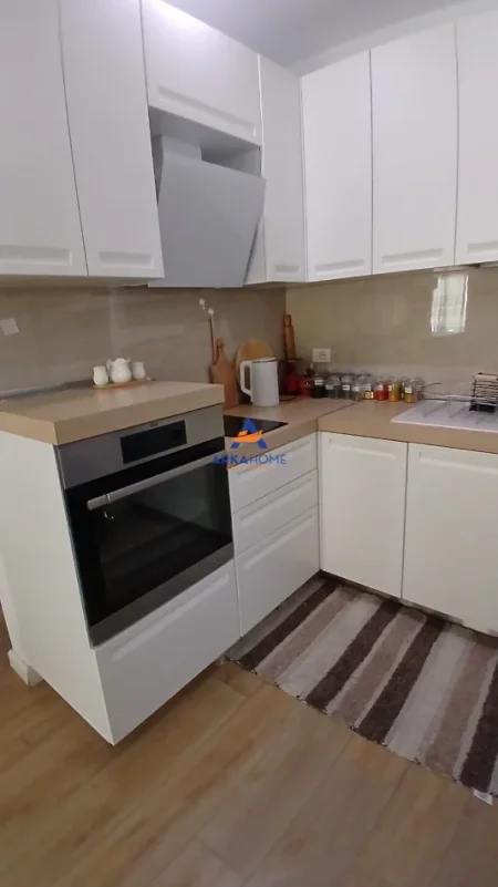 Tirane, jepet me qera apartament 2+1+Ballkon Kati 4, 80 m² 852 € 