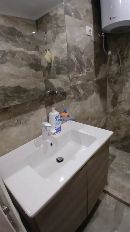 Tirane, jepet me qera apartament 2+1+Ballkon Kati 4, 80 m² 852 € 