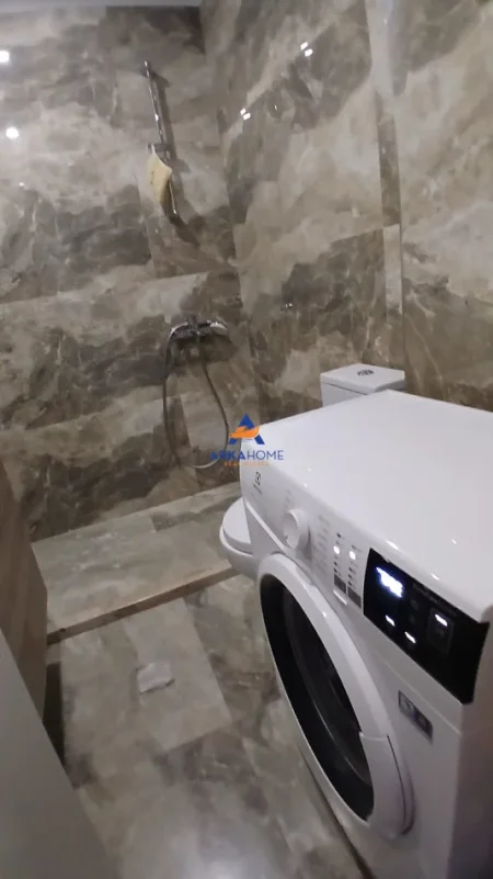 Tirane, jepet me qera apartament 2+1+Ballkon Kati 4, 80 m² 852 € 