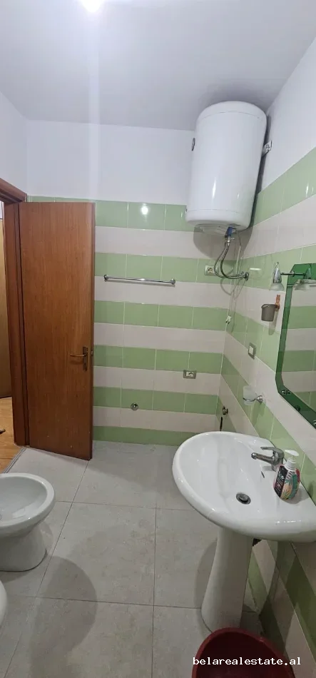 Tirane, jepet me qera apartament 2+1 Kati 3, 115 m² 470 € (prane farmaci dite e nate)