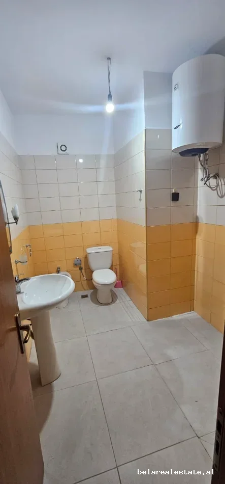 Tirane, jepet me qera apartament 2+1 Kati 3, 115 m² 470 € (prane farmaci dite e nate)