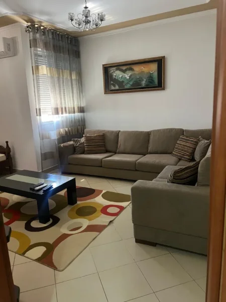 Tirane, jepet me qera apartament 1+1 Kati 3, 75 m² 600 € (ISH PARKU)