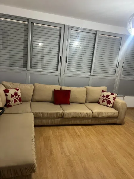 Tirane, jepet me qera apartament 1+1 Kati 3, 75 m² 600 € (ISH PARKU)