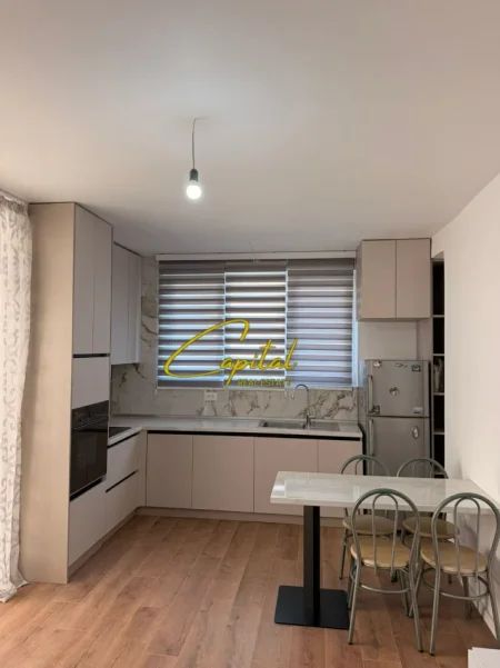 Tirane, jepet me qera apartament 1+1 Kati 5, 62 m² 650 € (ISH BLLOKU)