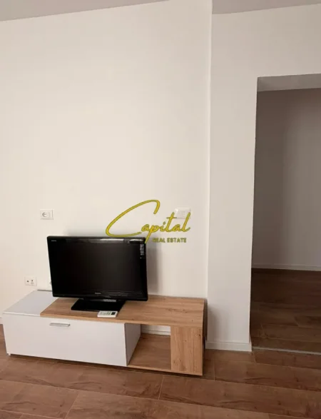 Tirane, jepet me qera apartament 1+1 Kati 5, 62 m² 650 € (ISH BLLOKU)
