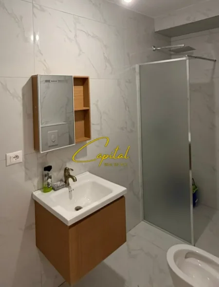 Tirane, jepet me qera apartament 1+1 Kati 5, 62 m² 650 € (ISH BLLOKU)