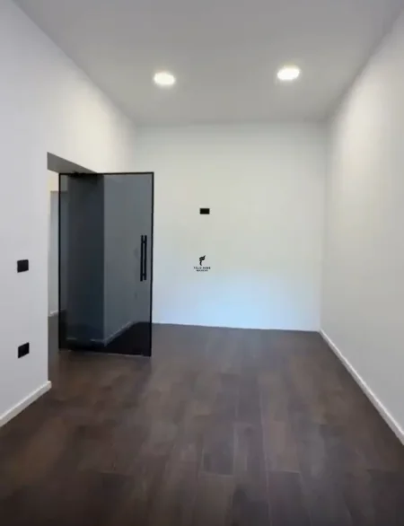 Tirane, jepet me qera zyre Kati 1, 75 m² 1.500 € (BLLOKU)