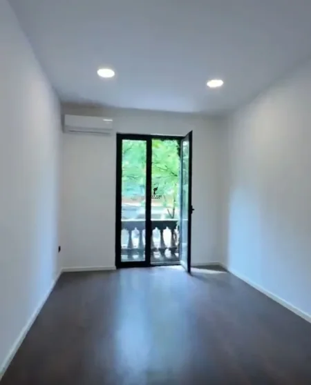 Tirane, jepet me qera zyre Kati 1, 75 m² 1.500 € (BLLOKU)