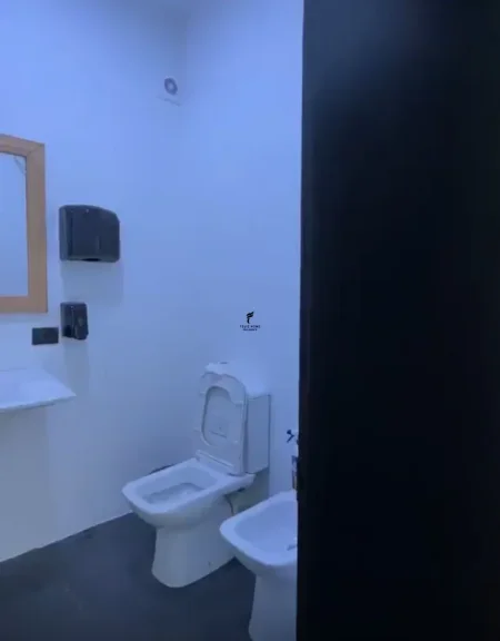 Tirane, jepet me qera zyre Kati 1, 75 m² 1.500 € (BLLOKU)