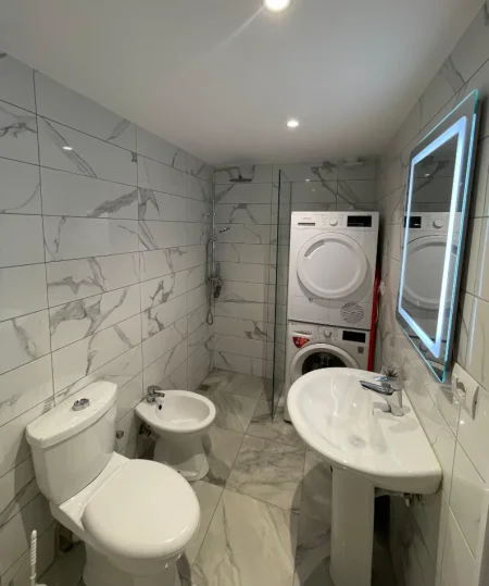 Tirane, shitet apartament 1+1 , 66 m² 128.000 € 