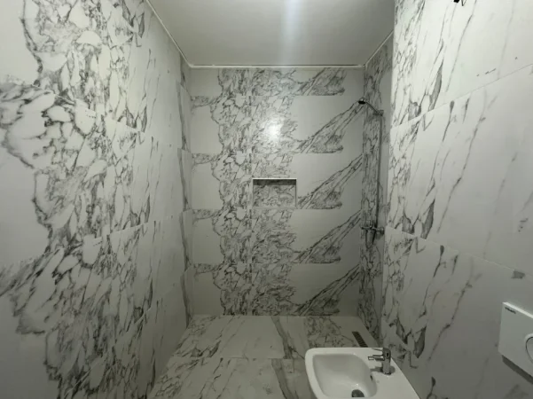Tirane, shitet apartament 3+1+Ballkon Kati 8, 122 m² 403.800 € (Komuna e Parisit)