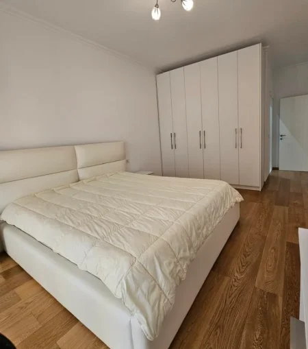 Tirane, jepet me qera apartament 2+1 , 120 m² 900 € 
