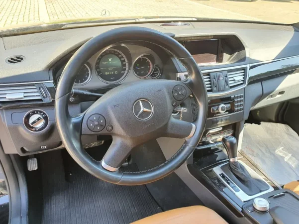 Tirane, shes makine E Class 2010 Avangarde Nafte, e zeze automatik Kondicioner 275.000 km 7.500 €