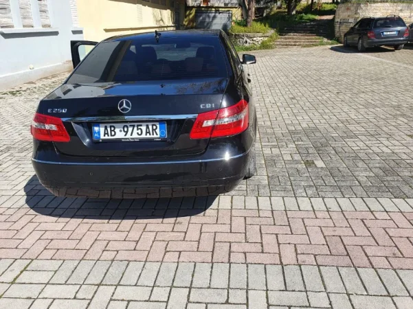 Tirane, shes makine E Class 2010 Avangarde Nafte, e zeze automatik Kondicioner 275.000 km 7.500 €