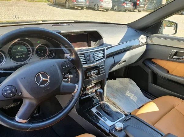 Tirane, shes makine E Class 2010 Avangarde Nafte, e zeze automatik Kondicioner 275.000 km 7.500 €