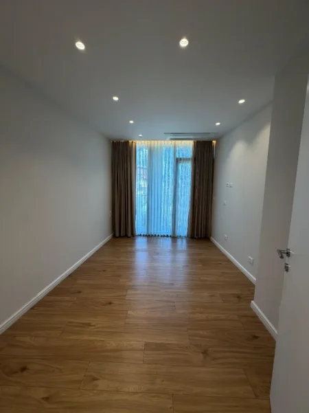 Tirane, jepet me qera zyre Kati 3, 120 m² 1.600 € (Liqeni Artificial)