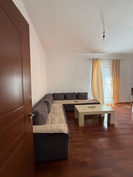 Tirane, jepet me qera apartament 2+1 Kati 2, 100 m² 500 € (Rruga 5 Maji)