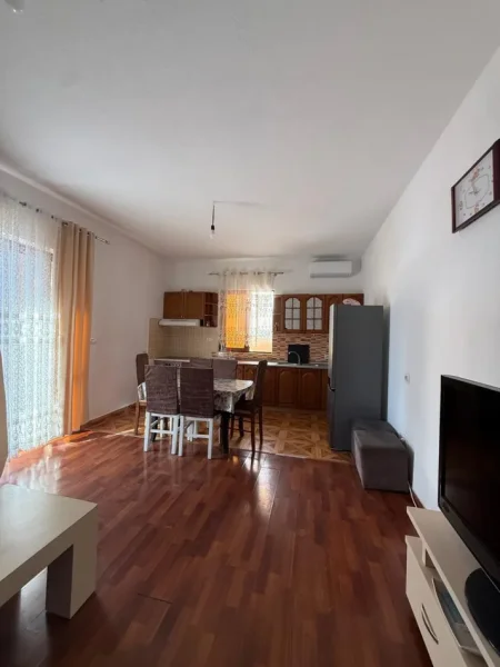 Tirane, jepet me qera apartament 2+1 Kati 2, 100 m² 500 € (Rruga 5 Maji)