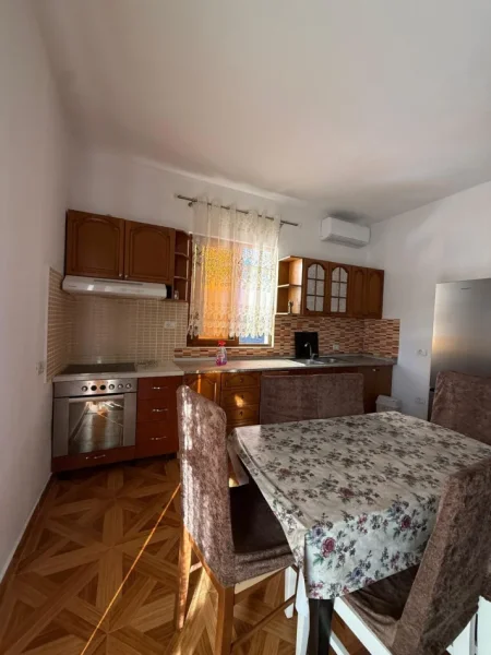 Tirane, jepet me qera apartament 2+1 Kati 2, 100 m² 500 € (Rruga 5 Maji)