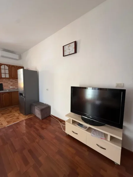 Tirane, jepet me qera apartament 2+1 Kati 2, 100 m² 500 € (Rruga 5 Maji)