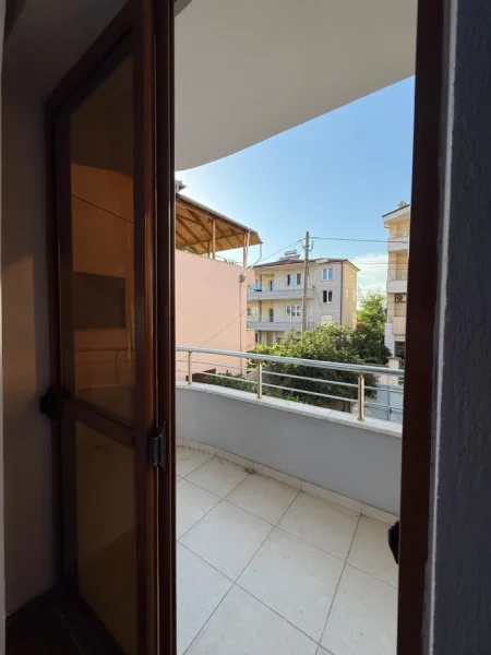 Tirane, jepet me qera apartament 2+1 Kati 2, 100 m² 500 € (Rruga 5 Maji)