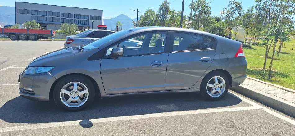 Tirane, shes makine elektrike Honda Insight Hybrid Benzin, gri e erret automatik Klima 157.000 km 4.500 €