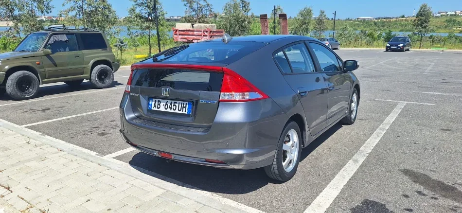 Tirane, shes makine elektrike Honda Insight Hybrid Benzin, gri e erret automatik Klima 157.000 km 4.500 €
