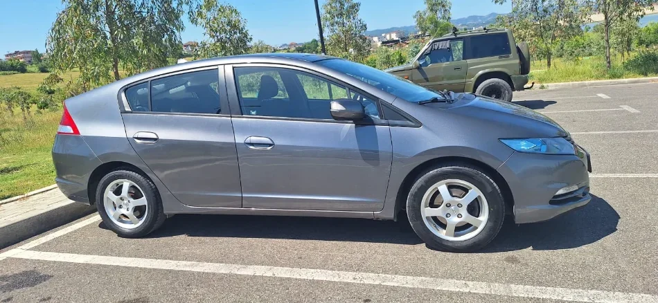 Tirane, shes makine elektrike Honda Insight Hybrid Benzin, gri e erret automatik Klima 157.000 km 4.500 €