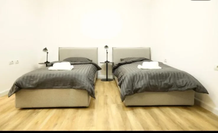 Tirane, jepet me qera apartament 2+1 , 85 m² 900 € (Qendër)