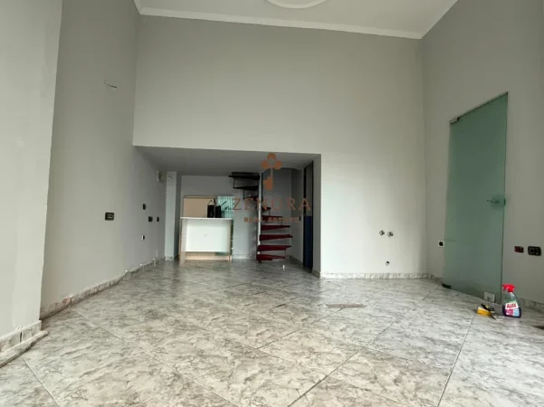 Tirane, shitet dyqan Kati 0, 42 m² 65.000 € (5 Maji)