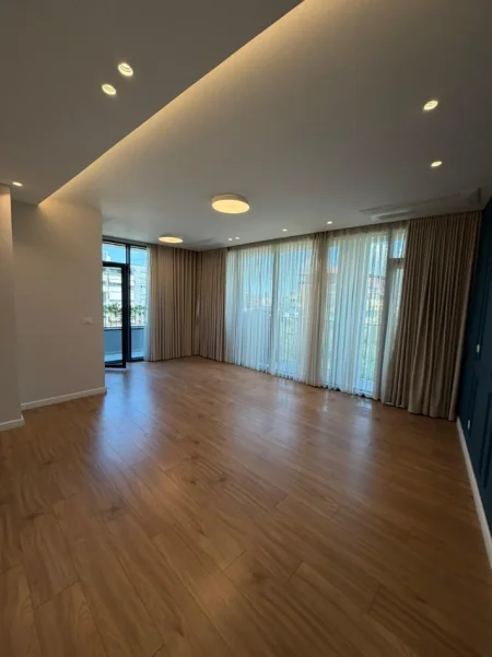 Tirane, jepet me qera zyre Kati 3, 120 m² 1.450 € (Lake View)