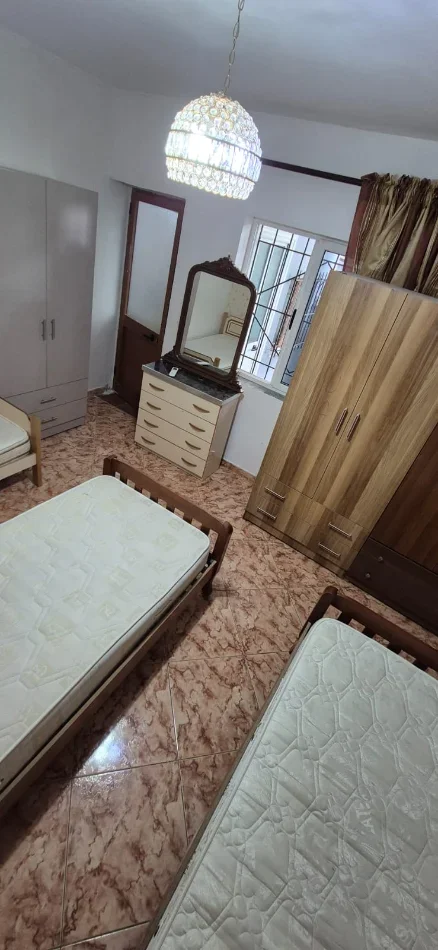 Tirane, jepet me qera shtepi 1+1 Kati 1, 400 € (Universiteti i Mjeksis mbrapa Amerikan 2)