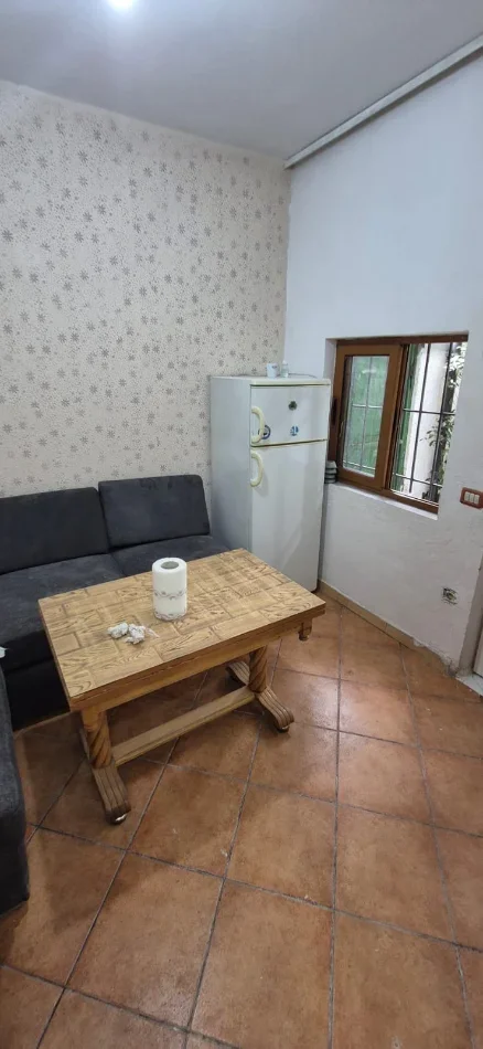 Tirane, jepet me qera shtepi 1+1 Kati 1, 400 € (Universiteti i Mjeksis mbrapa Amerikan 2)