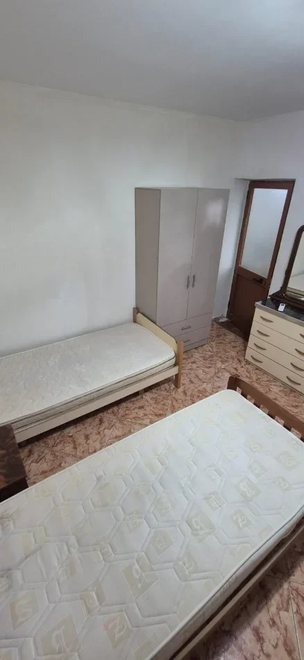 Tirane, jepet me qera shtepi 1+1 Kati 1, 400 € (Universiteti i Mjeksis mbrapa Amerikan 2)
