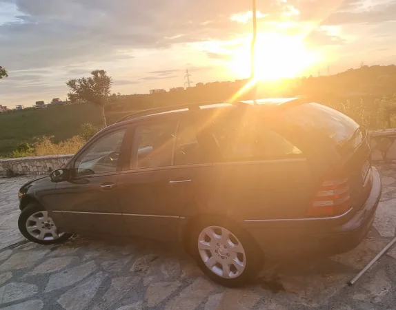 Tirane, shitet makine me portobagazh Benz 203 Nafte, gri e erret automatik Klima 230.000 km 2.200 €