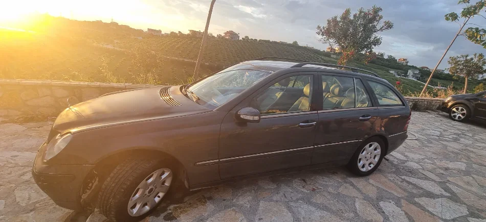 Tirane, shitet makine me portobagazh Benz 203 Nafte, gri e erret automatik Klima 230.000 km 2.200 €